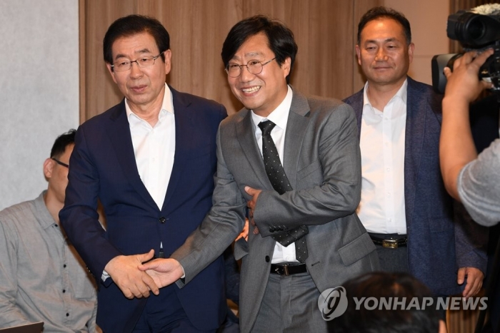 박원순 서울시장과 양정철 민주연구원장. 사진=연합뉴스 제공