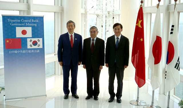 이주열 한국은행 총재가 10일 일본 후쿠오카에서 열린 「제11차 한중일 중앙은행 총재회의」에 참석해 기념사진을 찍고 있다. 왼쪽부터 이강(易綱) 중국인민은행 총재, 구로다 하루히코(黑田東彦) 일본은행 총재, 이주열 한국은행 총재. 사진=한국은행 제공