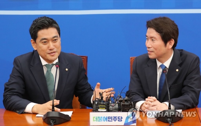오신환 바른미래당 원내대표와 이인영 더불어민주당 원내대표. 사진=연합뉴스 제공