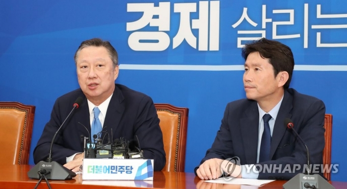 박용만 대한상공회의소 회장과 이인영 더불어민주당 원내대표. 사진=연합뉴스 제공
