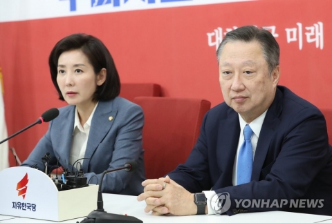 나경원 자유한국당 원내대표와 박용만 대한상공회의소 회장. 사진=연합뉴스 제공