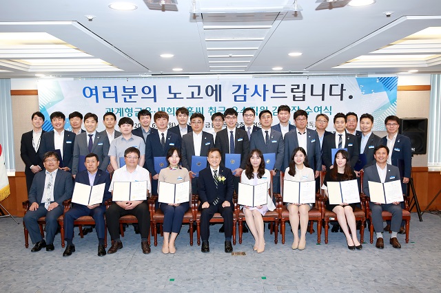 금융감독원은 17일 서울 여의도에 위치한 금융감독원 9층 회의실에서 관계형금융, 새희망홀씨 취급 우수직원 감사장 수여식을 가졌다.
