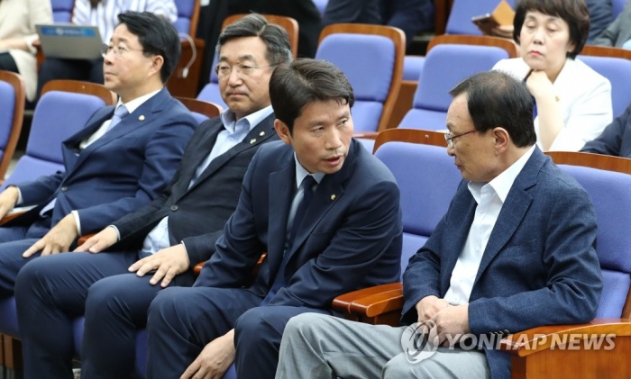 국회서 열린 더불어민주당 의원총회. 사진=연합뉴스 제공