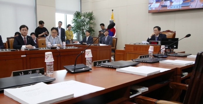 국회 기획재정위원회 전체회의에 불참한 자유한국당. 사진=연합뉴스 제공