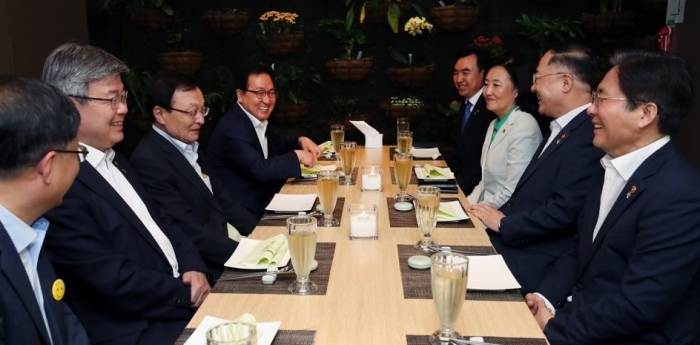 이해찬 더불어민주당 대표와 경제부처 장관들의 오찬. 사진=연합뉴스 제공