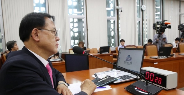 국회 보건복지위원회 전체회의에 한국당이 불참하고 이명수 위원장이 참석했다. 사진=연합뉴스 제공