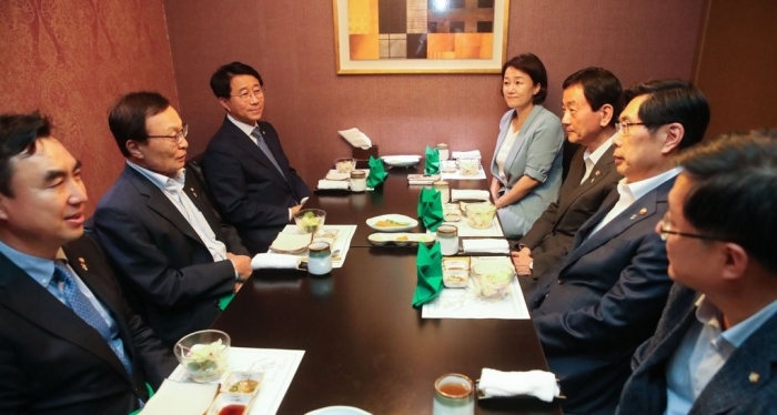이해찬 더불어민주당 대표와 박상기 법무부 장관, 진영 행정안전부 장관의 오찬. 사진=연합뉴스 제공