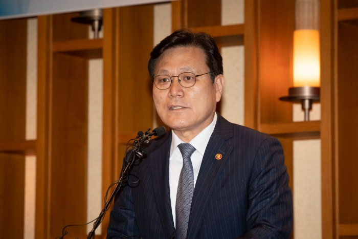 최종구 금융위원장이 지난 5일 낮 서울 광화문의 한 음식점에서 열린 출입기자단 오찬 간담회에서 기자들의 질문에 답하고 있다. 사진=금융위원회 제공