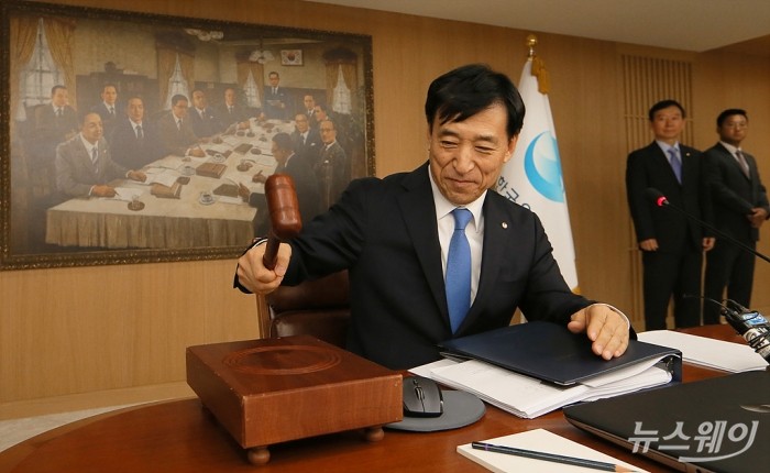 18일 서울 중구 태평로 한국은행 본관에서 열린 금융통화위원회 본회의에서 이주열 총재가 의사봉을 치고 있다. 사진=이수길 기자 사진=이수길 기자 leo2004@newsway.co.kr