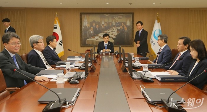 한국은행은 18일 서울 중구 태평로 한은 본관에서 이주열 총재의 주재로 금융통화위원회 본회의에서 금리인하를 결정했다. 사진=이수길 기자 leo2004@newsway.co.kr