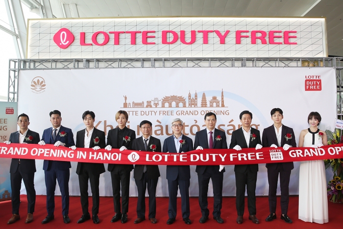 지난 26일 베트남 하노이 노이바이 국제공항에서 열린 롯데면세점 하노이공항점 오픈 행사에서 (왼쪽 다섯 번째부터) 응우엔 링 즈엉(Nguyen Dinh Duong) 베트남 국영 공항공사 부사장, 송용덕 롯데그룹 호텔&서비스BU장, 응우엔 쯍 칸(Nguyen Trung Khanh) 베트남 관광청장, 이갑 롯데면세점 대표이사를 비롯한 참석자들이 기념촬영을 하고 있다. 사진=롯데면세점 제공