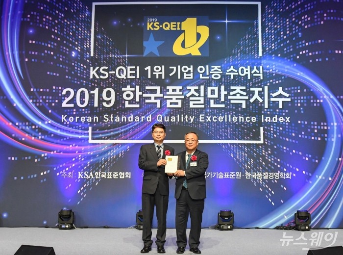 한국품질만족지수 1위 기업 인증 수여식에서 한국타이어앤테크놀로지㈜ 품질부문 고객품질보증담당 강승현 상무와 한국표준협회 이상진 회장이 기념촬영을 하고 있다. 사진=한국타이어앤테크놀로지 제공