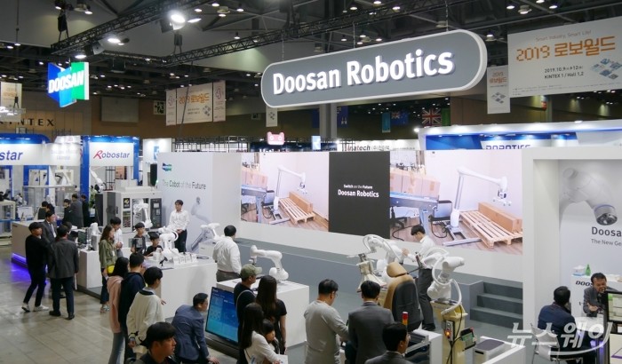 이달 12일까지 일산 킨텍스에서 열리는 국내최대 로봇 박람회 ‘2019 로보월드’에 참가한 두산로보틱스의 부스 전경. 사진=두산 제공