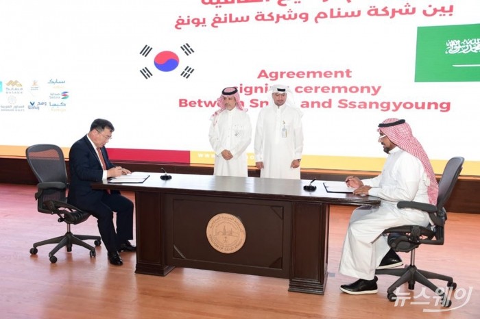 지난 8일(현지시간) 사우디아라비아 주베일(Jubail) 산업단지에서 쌍용자동차 예병태 대표이사와 SNAM 사의 파드 알도히시 대표이사가 참석해 현지 조립생산을 위한 제품 라이선스 계약(PLA) 체결식을 갖는 모습. 사진=쌍용차 제공