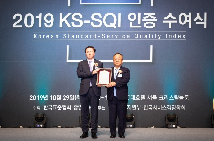 우기홍 대한항공 대표이사(왼쪽)와 이상진 한국표준협회 회장(오른쪽)이 기념 촬영을 하고 있다. 사진=대한항공 제공