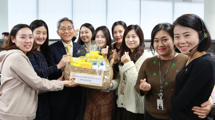2일 KB국민은행 콜센터 현장방문 기념촬영중인 윤종규 회장(왼쪽에서 3번째)과 직원들의 모습. 사진=KB금융그룹 제공