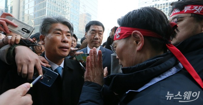 신임 윤종원 IBK기업은행장 첫 출근. 사진=이수길 기자 leo2004@newsway.co.kr