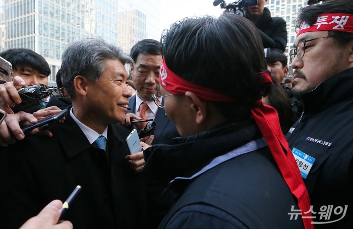 신임 윤종원 IBK기업은행장 첫 출근. 사진=이수길 기자 leo2004@newsway.co.kr