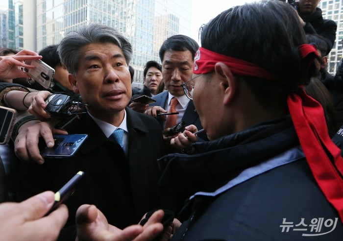 신임 윤종원 IBK기업은행장 첫 출근. 사진=이수길 기자 leo2004@newsway.co.kr