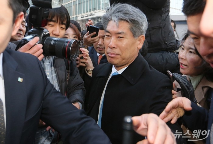 신임 윤종원 IBK기업은행장 첫 출근. 사진=이수길 기자 leo2004@newsway.co.kr