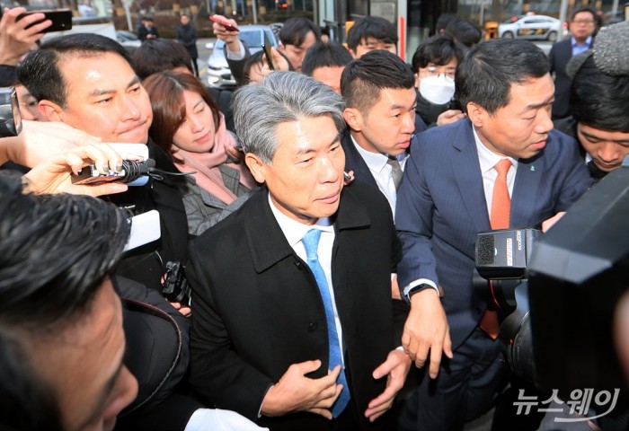 신임 윤종원 IBK기업은행장 – 노조의 저지로 첫 출근 실패. 사진=이수길 기자 leo2004@newsway.co.kr