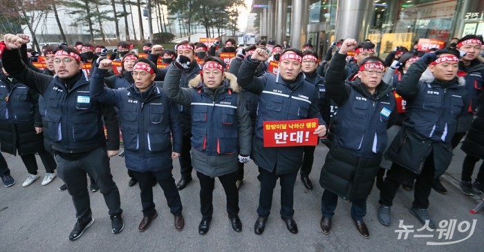 신임 윤종원 IBK기업은행장 – 노조의 저지로 첫 출근 실패. 사진=이수길 기자 leo2004@newsway.co.kr