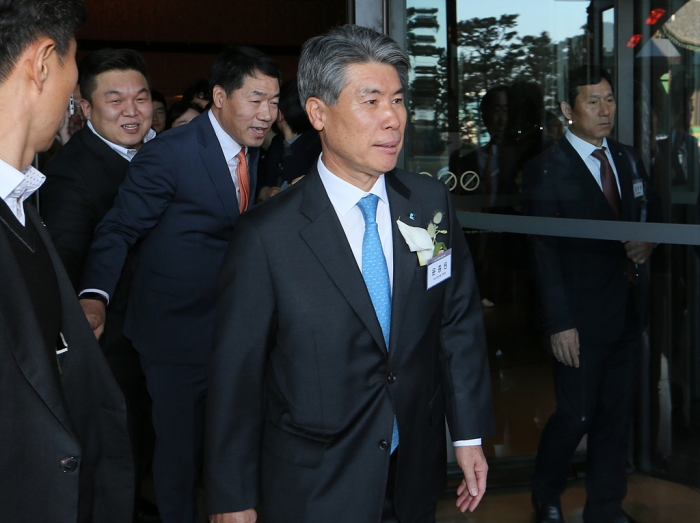 3일 첫 출근길에 노조의 저지로 발길을 돌린 윤종원 신임 기업은행장이 2020년 범금융권 신년인사회에 참석, 첫 공식일정을 소화했다. 사진=이수길 기자 leo2004@newsway.co.kr