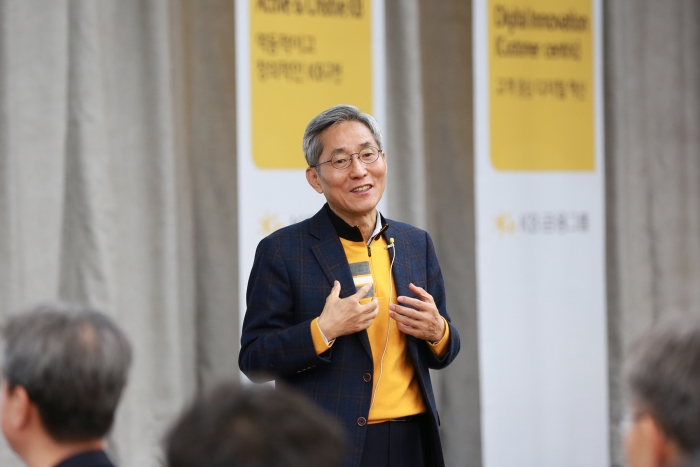 1월 3일 KB증권 용인연수원에서 경영진들을 대상으로 특강을 하고 있는 KB금융그룹 윤종규 회장. 사진=KB금융그룹 제공