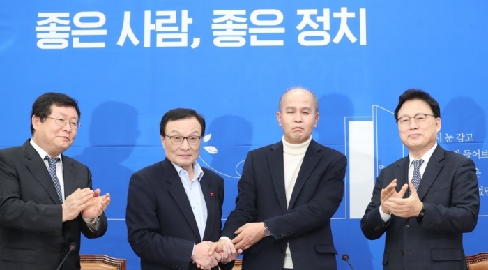더불어민주당 인재영입 기자회견에 참석한 이용우 카카오뱅크 공동대표. 사진=연합뉴스 제공