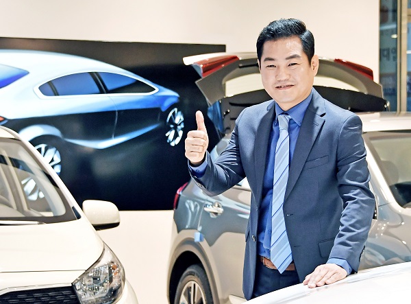 정송주 기아차 영업부장은 2006년 이후 15년 연속 기아차 판매왕으로 선정됐으며 누적 판매대수는 영업 업무를 시작한 1999년부터 지난해까지 총 6535대를 기록했다. 사진=기아자동차 제공