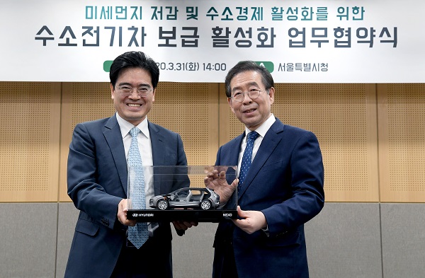 현대차 공영운 사장(왼쪽)과 서울시 박원순 시장(오른쪽)이 수소전기차 넥쏘 절개차 모형을 들고 기념촬영을 하고 있다. 사진=현대자동차 제공