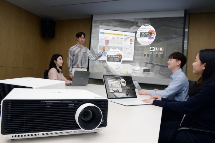 LG전자 임직원들이 LG서울역빌딩 회의실에서 ‘LG 프로빔’ 신제품(모델명:BU50NST)으로 회의를 하고 있다. 사진=LG전자 제공