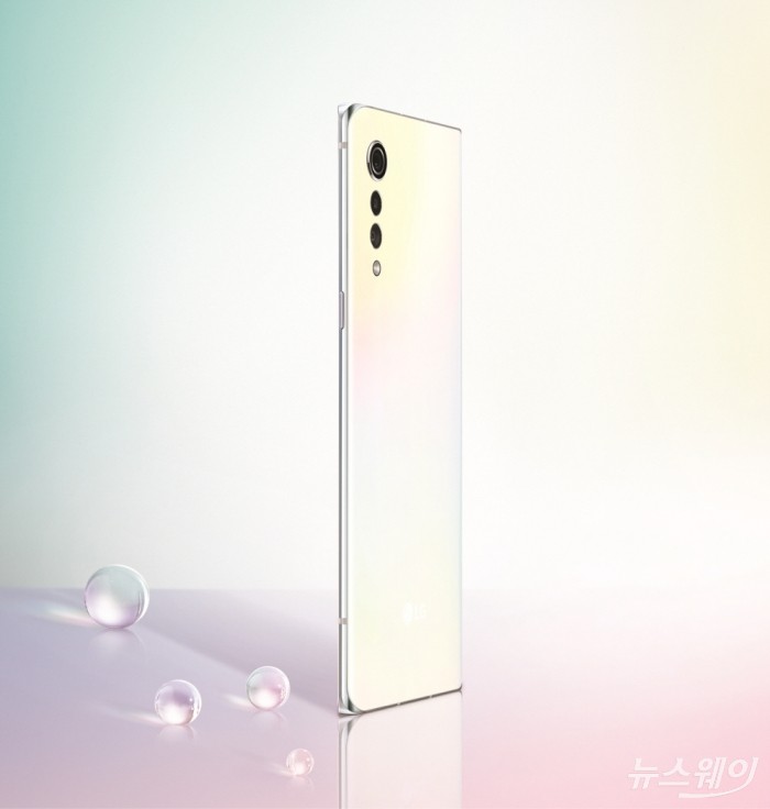 LG 벨벳 오로라화이트 후면. 사진=LG전자