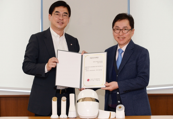 지난 17일 서울 영등포구 LG 트윈타워에서 열린 자문단 위촉식에서 LG전자 HE사업본부장 박형세 부사장(사진 왼쪽)과 박경찬 분당서울대학교병원 피부과 교수가 포즈를 취하고 있다. 사진=LG전자 제공