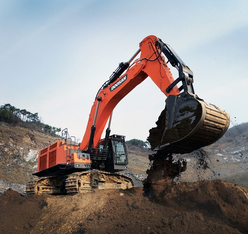 두산인프라코어의 80t 초대형 굴착기 DX800LC. 사진=연합뉴스 제공