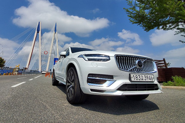 볼보 XC90 전면부는 T자형 헤드램프와 볼보의 새로운 아이언 마크가 적용된 세로 모양 그릴은 새로운 볼보의 아이덴티티를 엿볼 수 있다. 사진=뉴스웨이DB