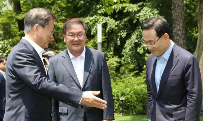 주호영 미래통합당 원내대표가 문재인 대통령과 인사하고 있는 모습. 사진=연합뉴스 제공
