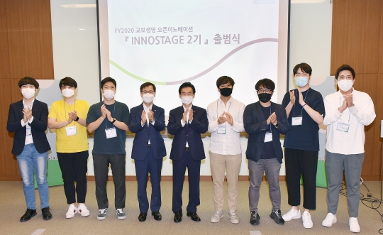 지난 9일 서울 광화문 교보생명 본사에서 진행된 ‘이노스테이지(INNOSTAGE)’ 2기 출범식에 참석한 윤열현 교보생명 사장(가운데)과 스타트업 대표들이 기념촬영을 하고 있다. 사진=교보생명