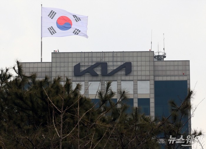 사진=이수길 기자 leo2004@newsway.co.kr 15일 서울 서초구 현대기아자동차 본사 건물 외벽에 기아자동차의 새로운 로고가 걸려 있다.