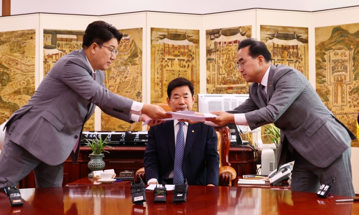 권성동 국민의힘 당 대표 직무대행 겸 원내대표와 박홍근 더불어민주당 원내대표가 22일 국회에서 김진표 국회의장 주재로 열린 여야 원내대표 회동에서 원 구성 합의문을 교환하고 있다. 사진=이수길 기자 leo2004@newsway.co.kr