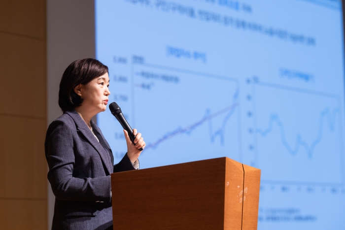 서영경 한국은행 금융통화위원회이 27일 오후 서울 중구 부영태평빌딩 1층 컨벤션홀에서 열린 '한은 금요강좌'에서 '통화 정책 기조변화 배경과 리스크 요인'에 대해 강연하고 있다. 사진=한국은행 제공