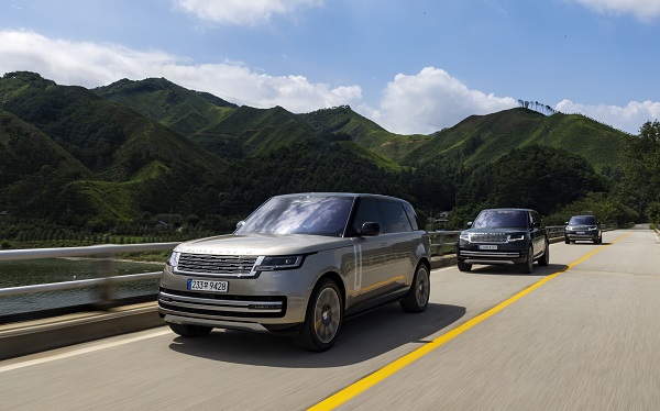 신사의 탈을 쓴 악동...랜드로버 올 뉴 레인지로버 기사의 사진