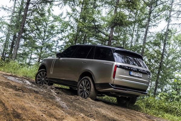 신사의 탈을 쓴 악동...랜드로버 올 뉴 레인지로버 기사의 사진