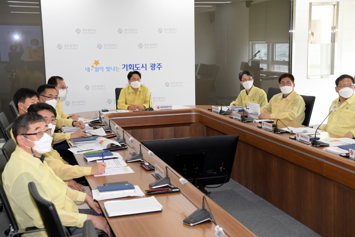 강기정 광주광역시장이 4일 시청 재난상황실에서 열린 제11호 태풍 '힌남노' 대비 상황 점검회의에 참석해 대응 방안 등을 논의하고 있다./광주광역시 제공