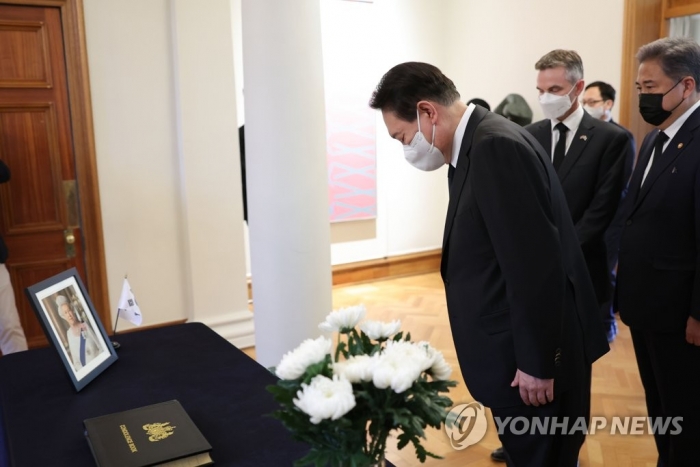 윤석열 대통령이 9일 오후 서울 중구 세종대로 주한 영국대사관에 마련된 엘리자베스 2세 여왕 분향소를 찾아 조문하고 있다. 사진=연합뉴스 제공