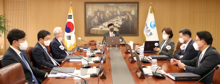 이창용 한국은행 총재가 12일 오전 서울 중구 한국은행에서 열린 금융통화위원회 본회의에서 회의를 주재하고 있다. 사진=한국은행 제공