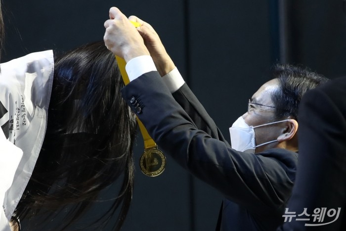 이재용 삼성전자 회장이 2022년 국제기능올림픽 특별대회 고양 폐회식에 참석해 사이버보안 부문 수상자에게 메달을 수여하고 있다. 2022.10.17/뉴스1 이재용 삼성전자 부회장, 2022 국제기능올림픽 특별대회 폐회식 참석. 사진=이수길 기자 leo2004@newsway.co.kr