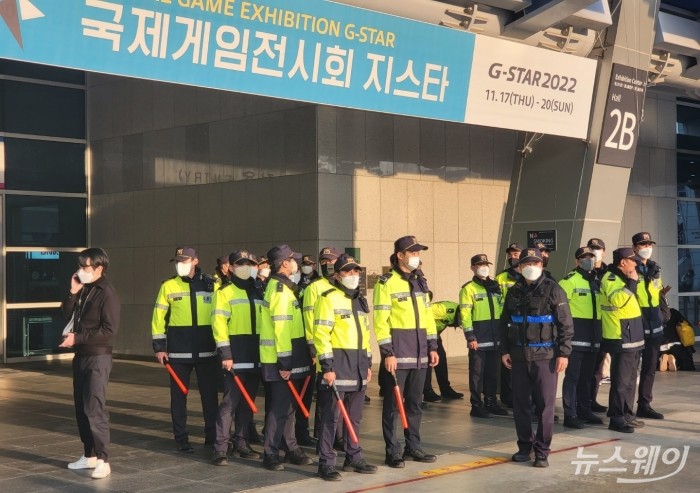 지스타2022 현장에는 현장 운영인력(경찰관·소방관 포함)만 550여명이 투입됐다. 사진=임재덕 기자