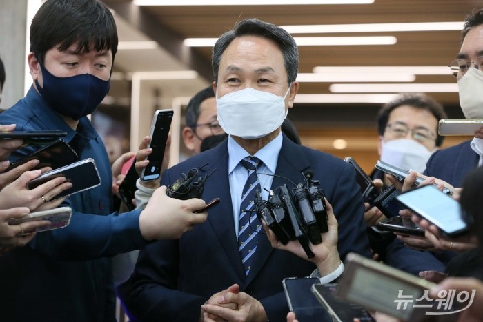 신한금융그룹 차기 회장 후보에 진옥동 신한은행장이 내정된 8일 오후 서울 중구 신한은행 본점에서 소감을 밝히고 있다. 사진=강민석 기자 kms@newsway.co.kr