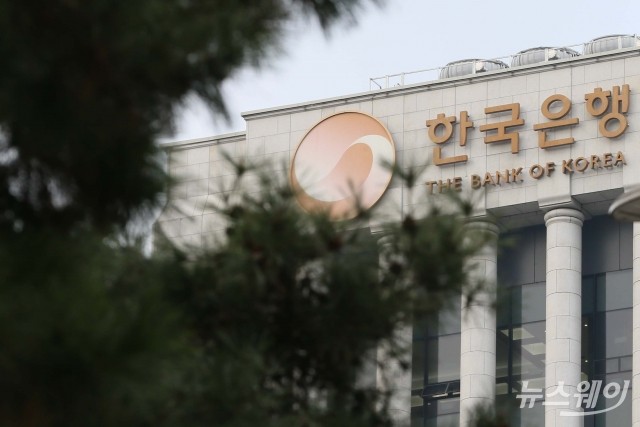 2월 소비자물가 소폭 둔화···한은 "전망경로 불확실성은 확대"